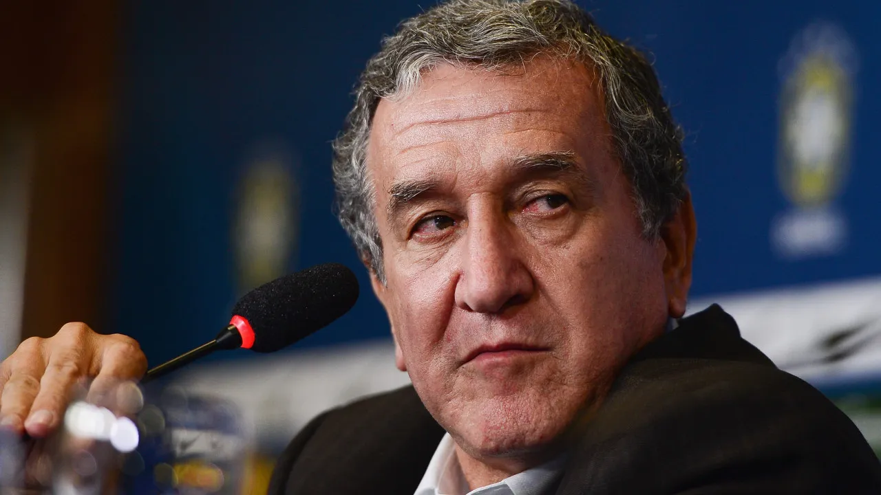 Carlos Alberto Parreira passa por traqueostomia e segue na UTI