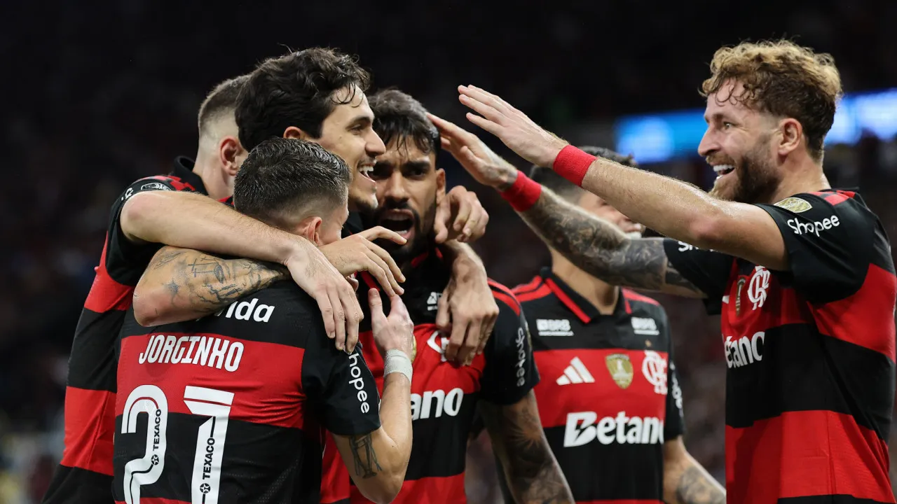 Flamengo enfrenta a Chapecoense para diminuir a diferença em relação ao Palmeiras