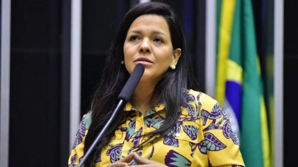 Pivô de atrito entre Flávio e Michelle, Priscila Costa se diz “honrada” ao ser cotada como vice