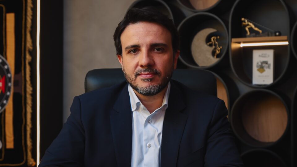 Alfabetização, mérito e escolas cívico-militares: o plano de Renan Santos para a educação