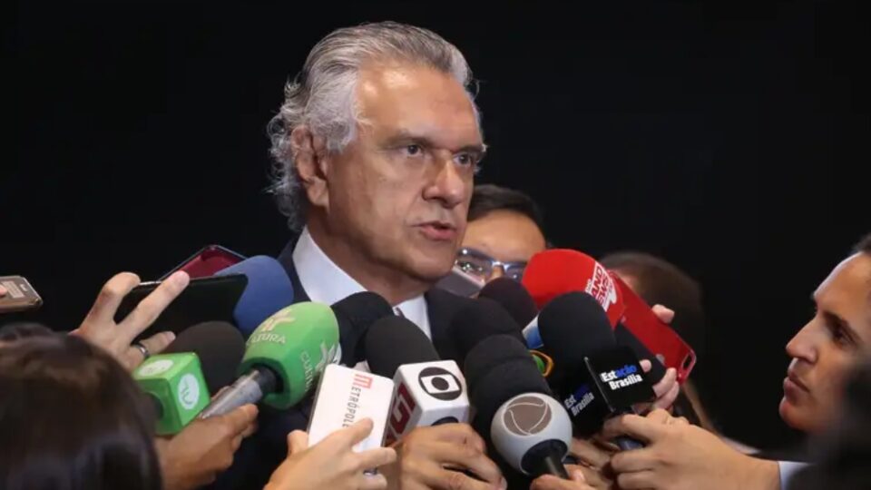 Caiado ataca Flávio Bolsonaro e diz que “conspirou” contra economia brasileira