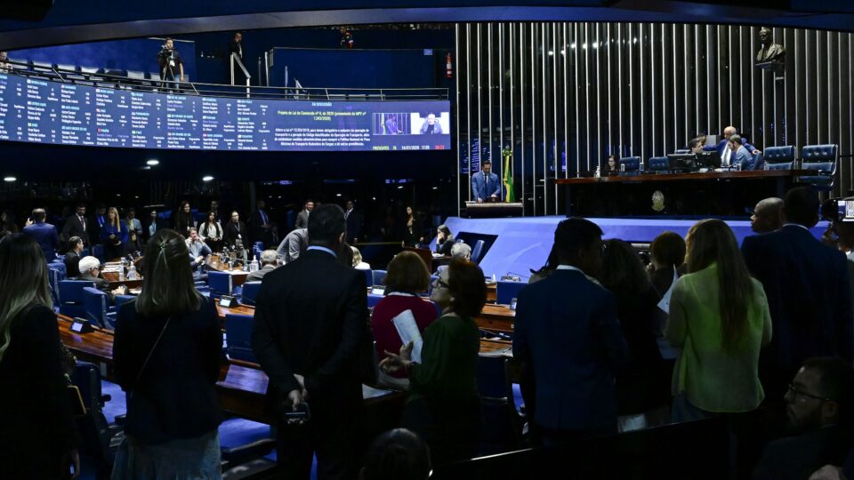 Senado aprovou MP do frete e caminhoneiros recuaram da greve