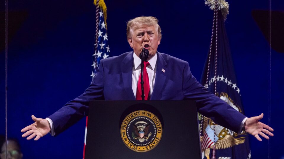 Nova frente? Trump ameaça houthis caso interrompam navegação no Mar Vermelho