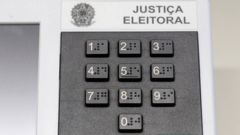 Vamos votar; não abra mão do direito de decidir