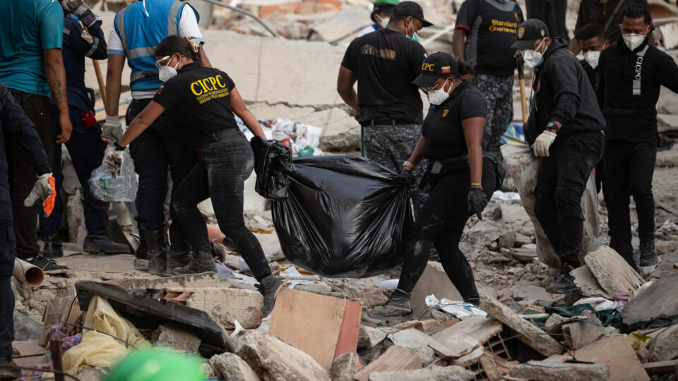 Agentes chavistas roubam dinheiro entre escombros e revoltam moradores na Venezuela