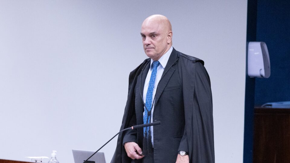 Moraes é confrontado por Zanin e sofre derrota em ação que pode reduzir penas do 8 de janeiro