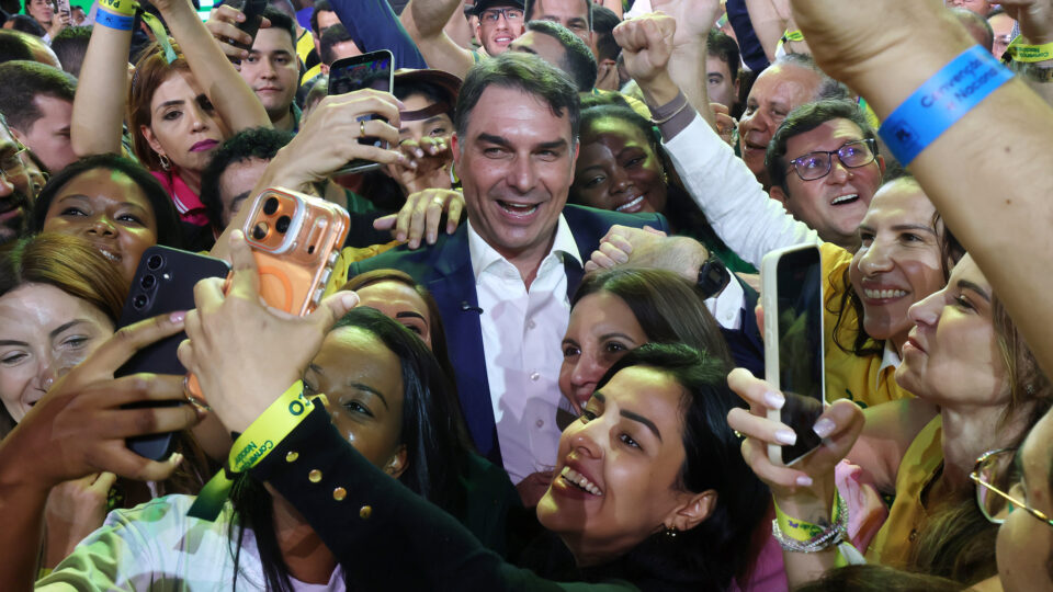 Flávio Bolsonaro promete mandato único para destravar apoios e a sucessão de 2030