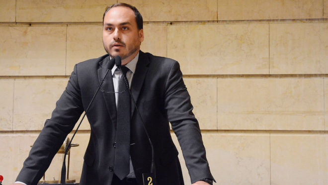 Carlos Bolsonaro é lançado ao Senado por SC em evento com vídeo do pai