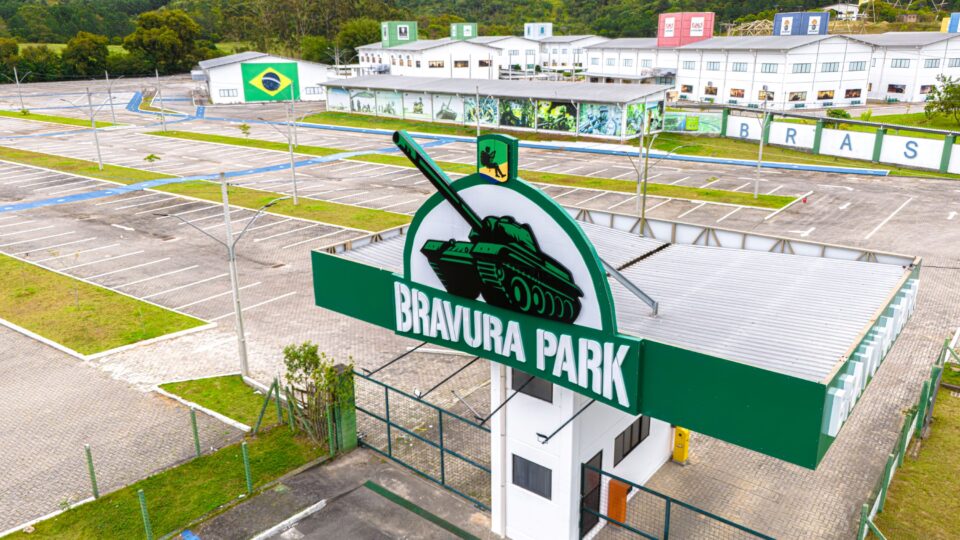 Onde fica o primeiro parque temático militar da América Latina?