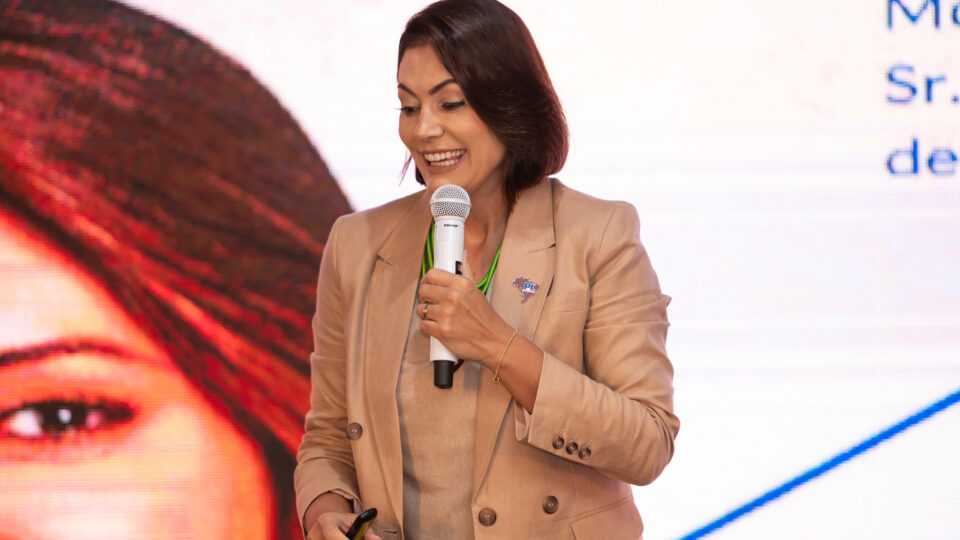 Michelle será candidata ao Senado pelo DF, afirma Bia Kicis