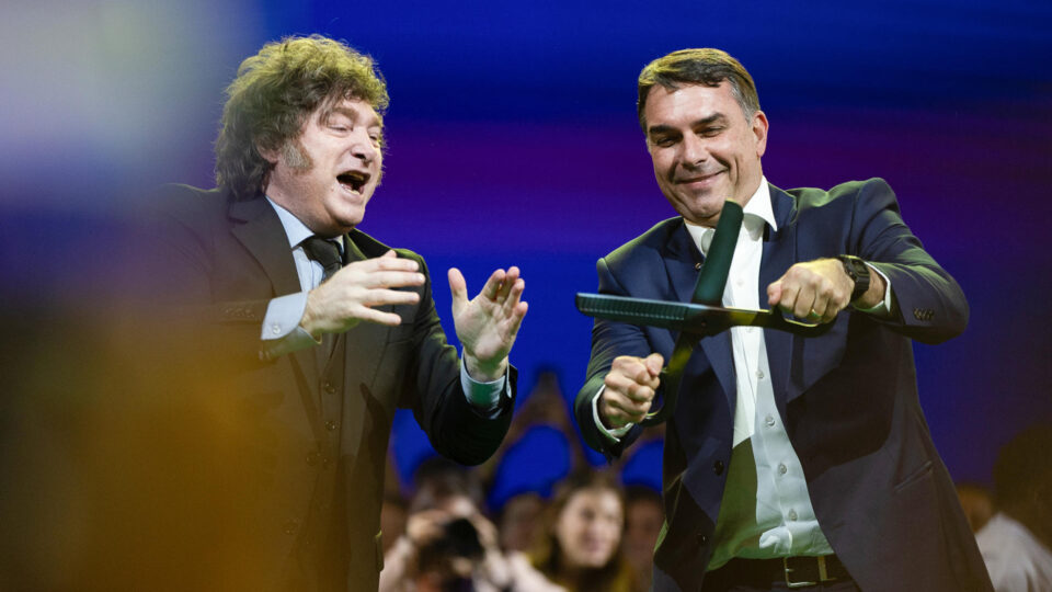 Em meio à crise Lula-Milei, aliados de Flávio participam de evento de direita na Argentina