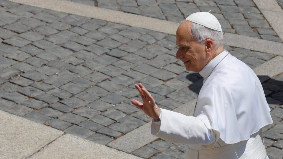 Papa Leão XIV vai a Lourdes e celebra missa em Notre-Dame após incêndio