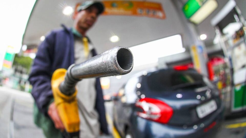 Por que a oposição quer travar o projeto que reduz o preço da gasolina?