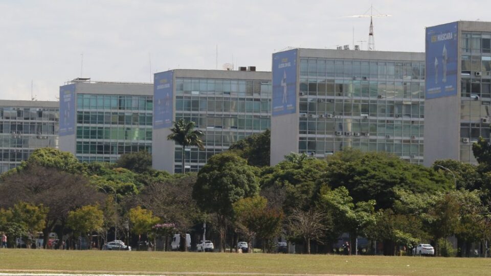 Dívida do governo cresce mais que setor privado e pressiona economia