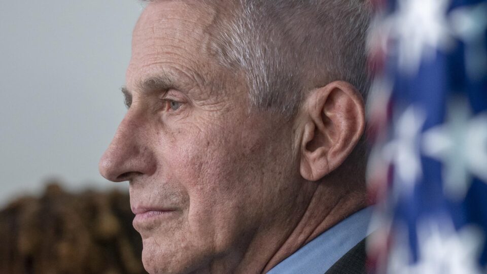 Ex-assessor de Fauci admite esquema para ocultar e-mails sobre a origem da Covid-19