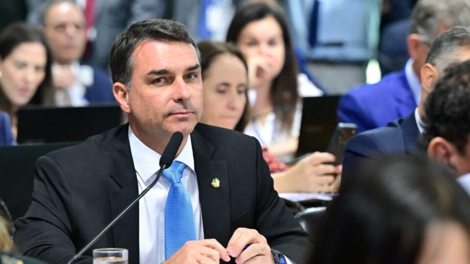 PL alerta sobre sites falsos que usam nome de Flávio Bolsonaro para pedir doações