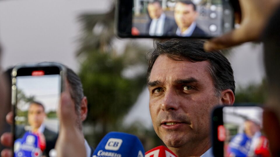 Flávio critica Moraes por proibir abraço entre Bolsonaro e filhos no Dia dos Pais
