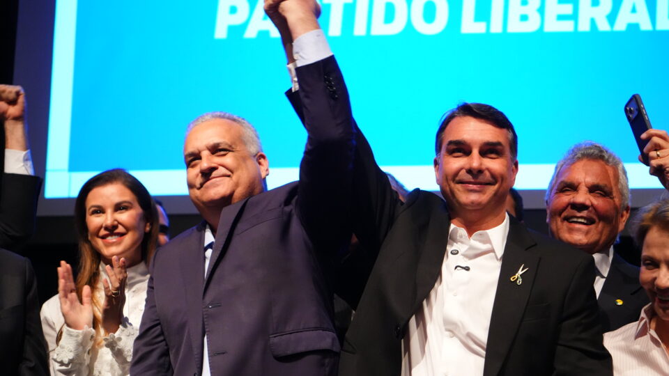 Resiliência nas pesquisas traz bons presságios para Flávio Bolsonaro