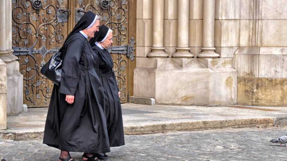 Freira escreve trilogia de vampiros para evangelizar através da ficção