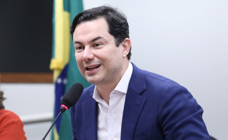 Projeto determina reciclagem de painéis solares e baterias de energia