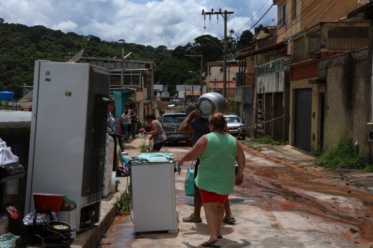 Comissão externa debate políticas de acolhimento para pessoas deslocadas por eventos ambientais