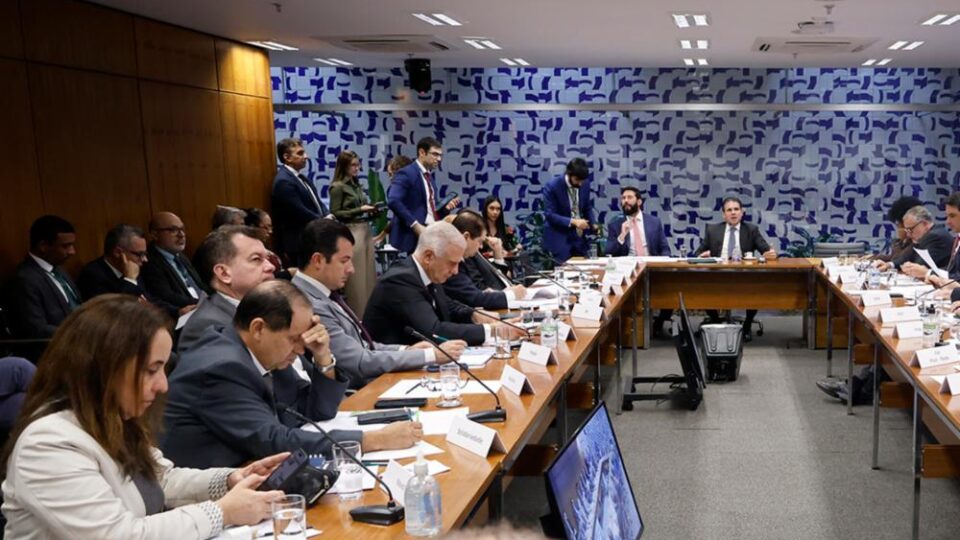 Deputados de oposição planejam barrar pauta do governo antes das eleições