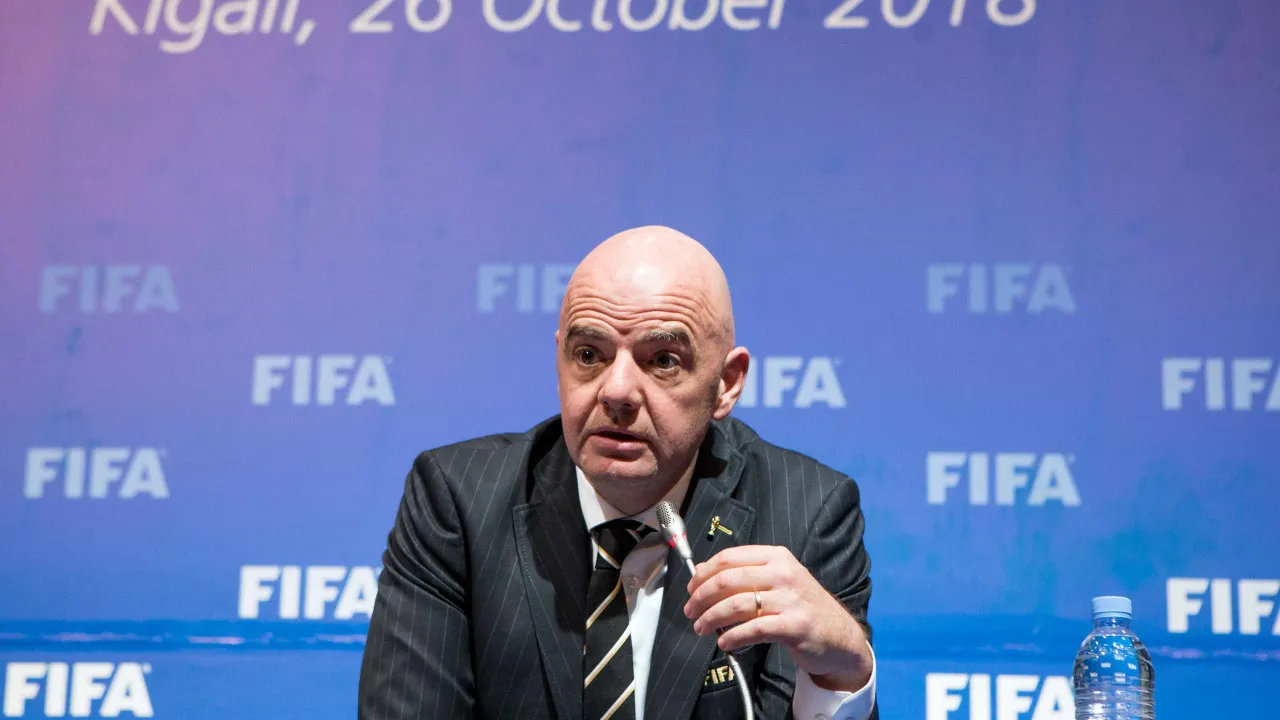 Infantino vive crise inédita e vê clima de ‘eleição antecipada’ na Fifa