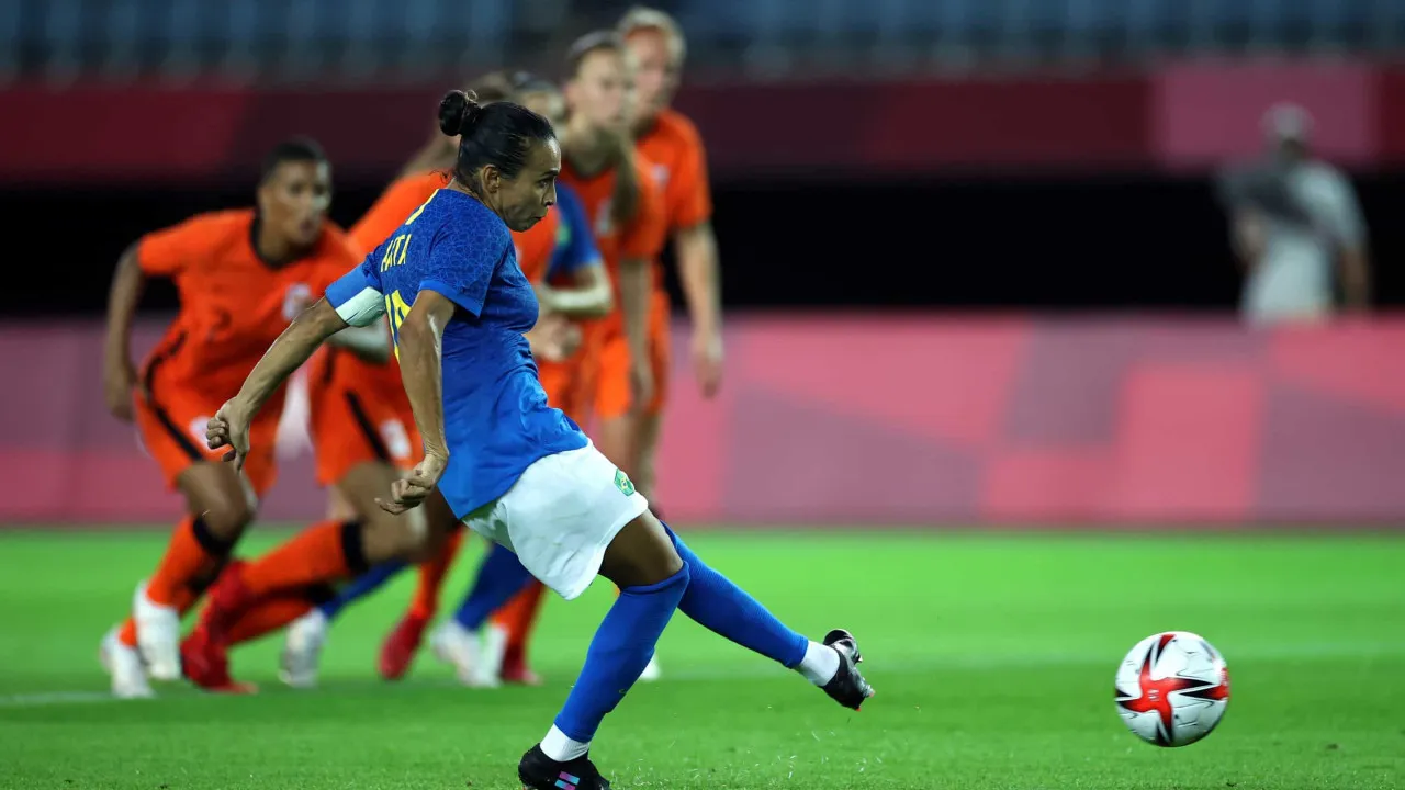 Câmara aprova lei com medidas para promover futebol feminino no país