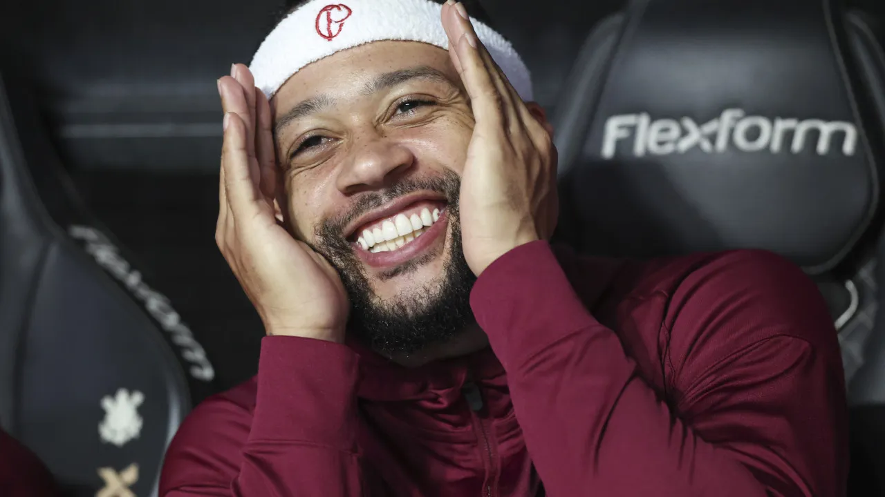 Memphis é aguardado no Corinthians terça-feira para fechar renovação
