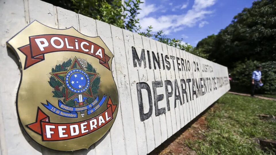 PF cumpre mandados contra esquema de diplomas falsos de medicina