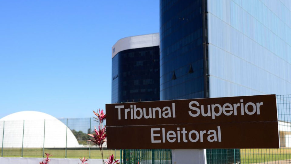 O que acontece se um candidato registrado no TSE não puder concorrer