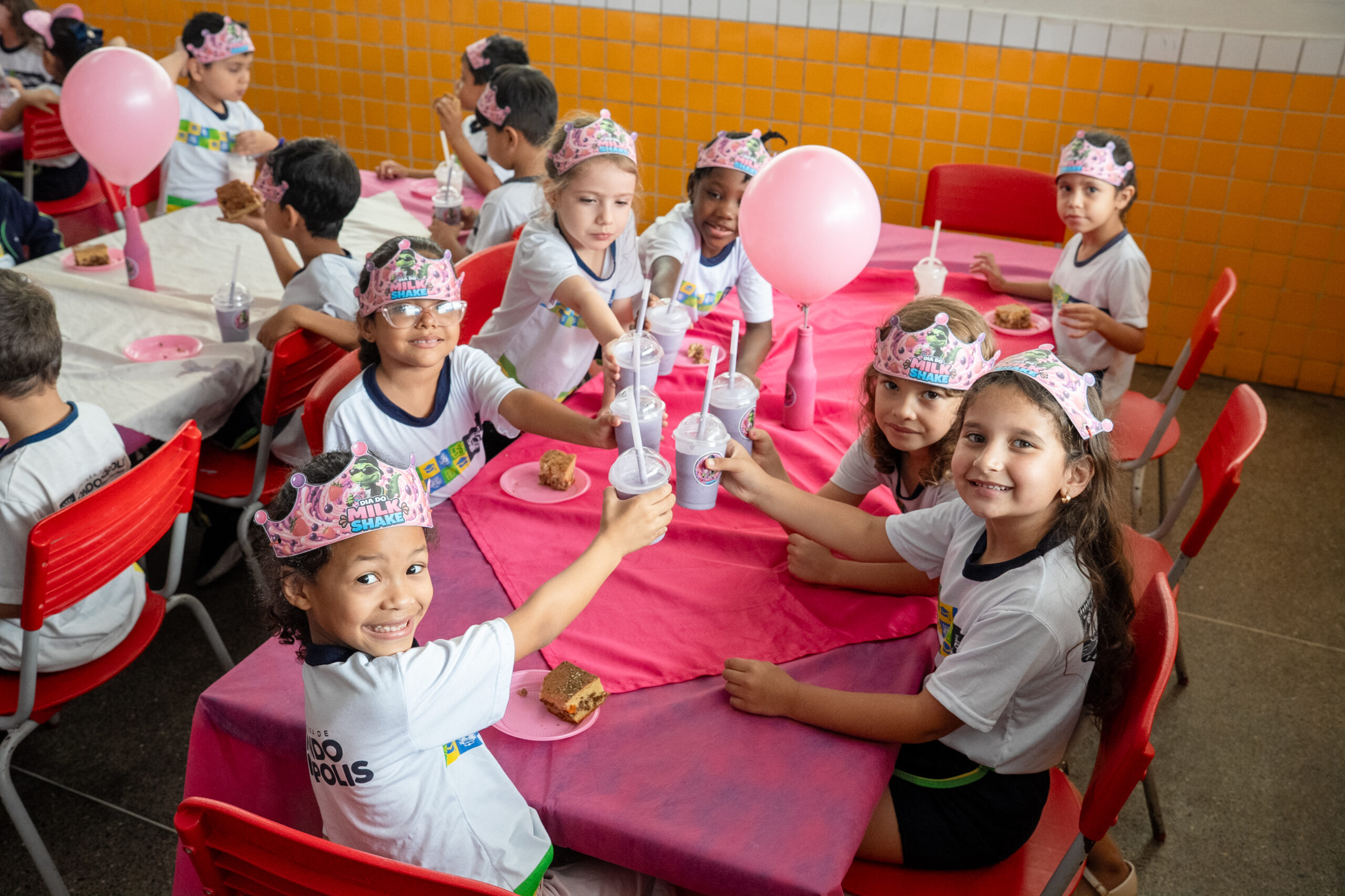 Crianças da rede municipal aproveitam uma merenda diferente com o Dia do Milk Shake – Prefeitura Municipal de Rondonópolis