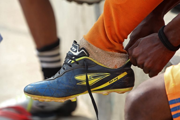 Projeto cria programa para distribuir materiais esportivos a crianças em vulnerabilidade social