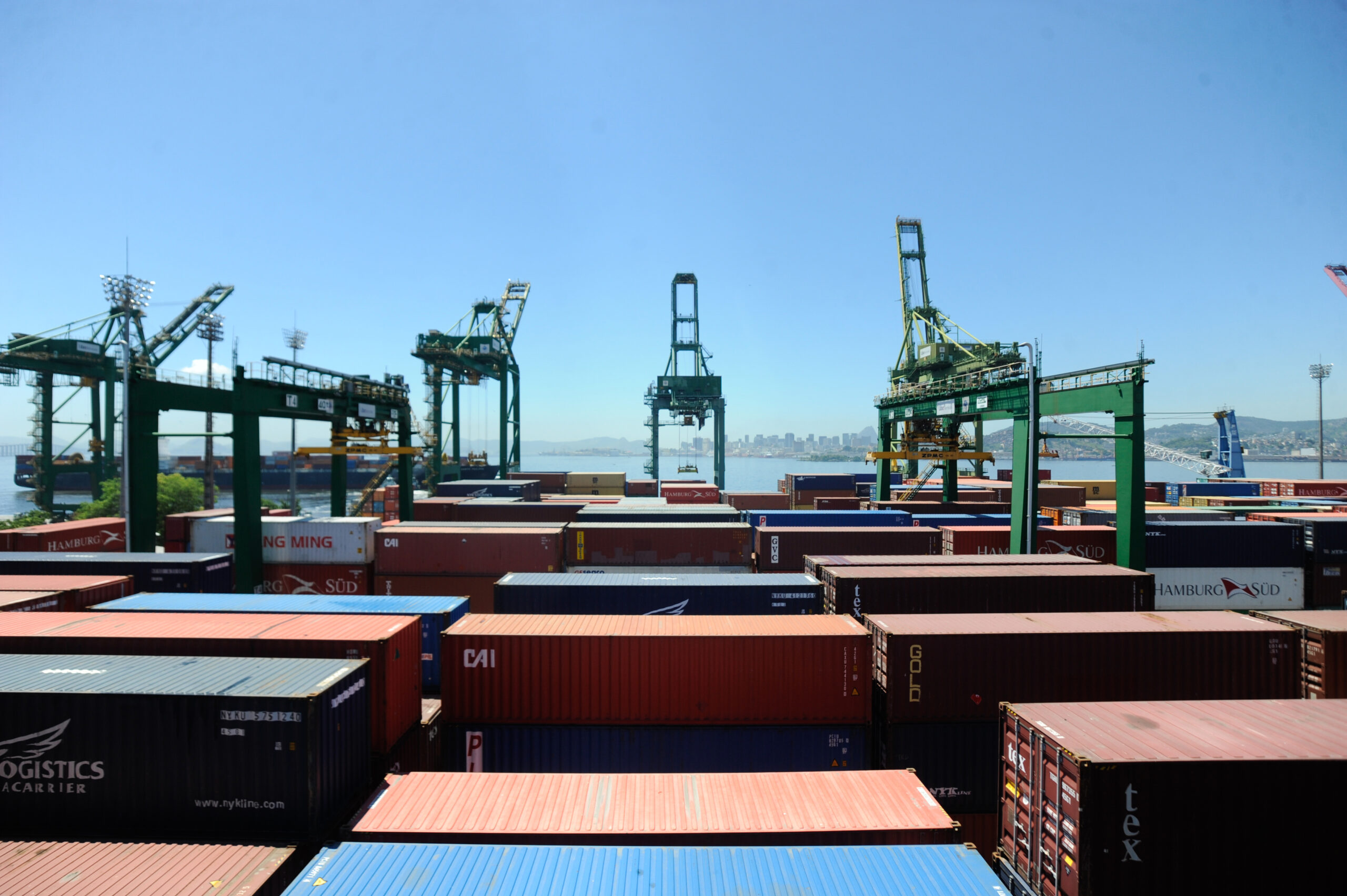 Balança comercial tem superávit de US$ 7,74 bilhões em setembro